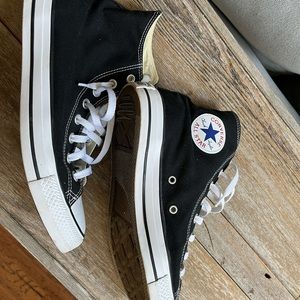 Mens size 9 converse hi top sneakers -hardly worn!!!